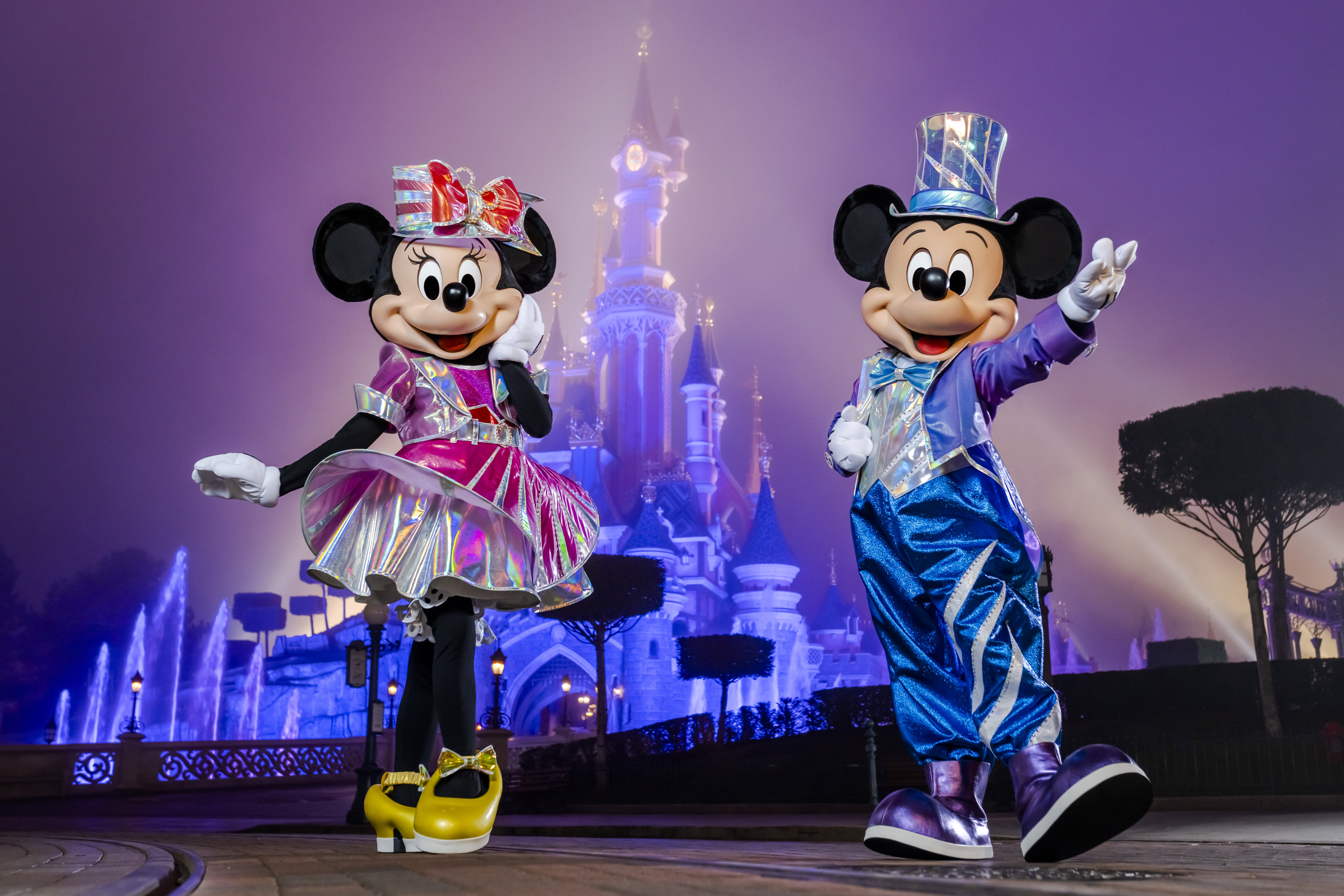 Minnie und Mickey Mouse und im Hintergrund das Märchenschloss von Disneyland Paris